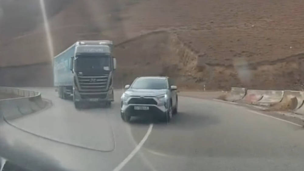На перевале Кубакы «Тойота» выехала на встречку создав аварийную ситуацию. Видео