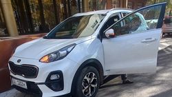 «Не скули, а». Водитель «Киа Спортейдж» заехал на тротуар на бульваре Эркиндик и оскорбил горожанина. Видео