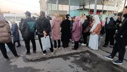 Люди на Восточном автовокзале не могут уехать в Токмок. Фото