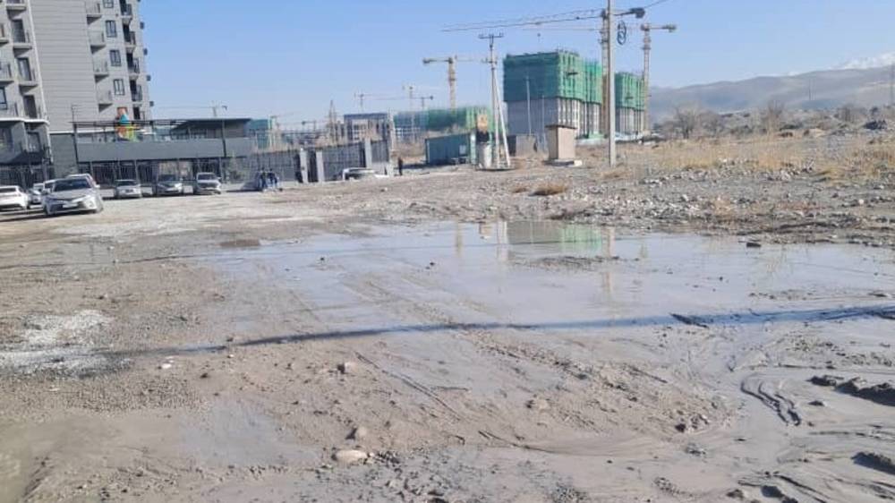 Горожанин показал состояние дороги возле домов ГИК. Видео