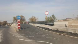 «Как понять?» На новом мосту на Алтымышева установили и разрешающий, и запрещающий дорожные знаки