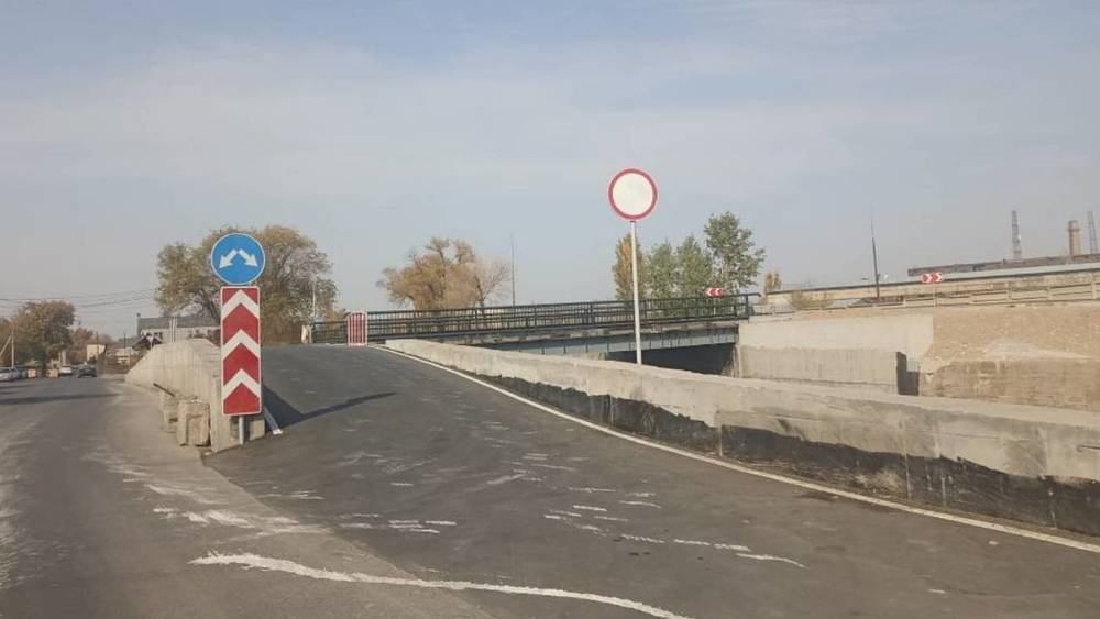 «Как понять?» На новом мосту на Алтымышева установили и разрешающий, и запрещающий дорожные знаки