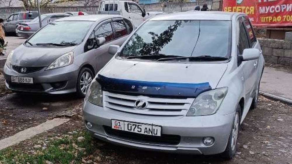 «Фит» и «Ист» стоят в зеленой зоне на улице Буденного. Ответ мэрии