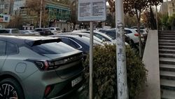 На Чуй—Гоголя парковщики берут по 40 сомов. Законно ли? Фото