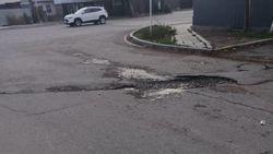 Огромная яма на дороге возле Чуйской областной администрации. Ответ мэрии Огромная яма на дороге возле Чуйской областной администрации. Ответ мэрии