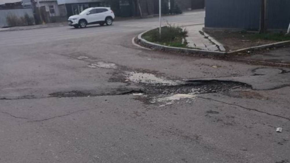 Огромная яма на дороге возле Чуйской областной администрации. Ответ мэрии