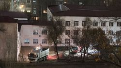 В полночь возле школы №67 идет ремонт. Фото