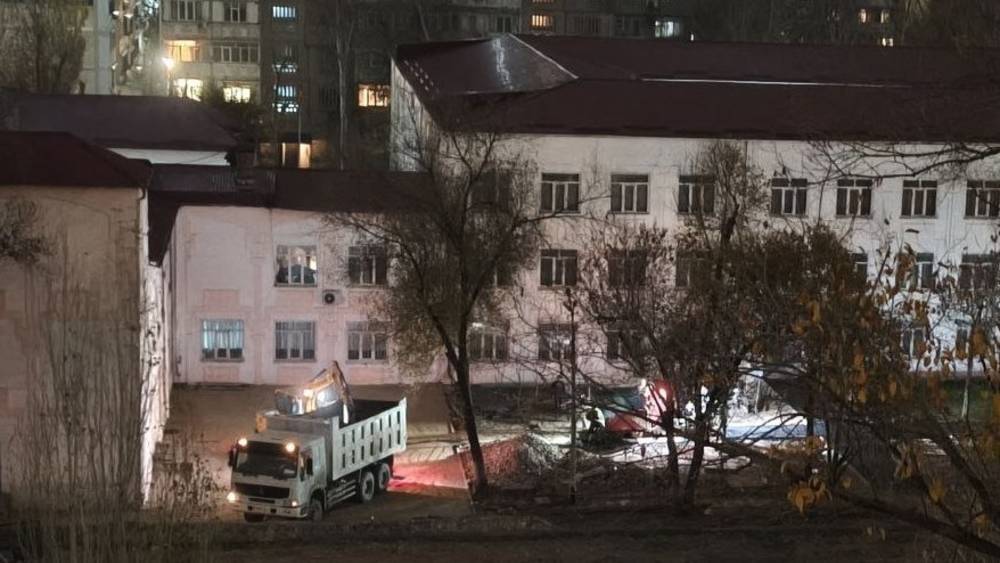 В полночь возле школы №67 идет ремонт. Фото