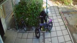 Горожане поймали мужчину, который пытался украсть велосипед, и передали его милиции. Видео
