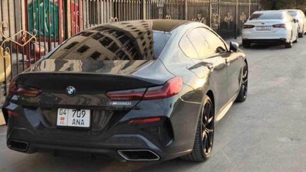 Тротуар на Южной магистрали снова заставлен машинами. Фото