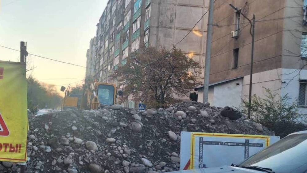 На Ахунбаева, Айни и Гагарина пробки из-за ремонта на ул.Джаманбаева. Фото горожанина