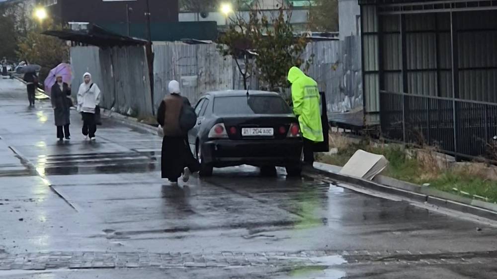 Водитель, припарковавшийся на тротуаре, смог договориться с патрульным, чтобы его машину не эвакуировали? Видео горожанина