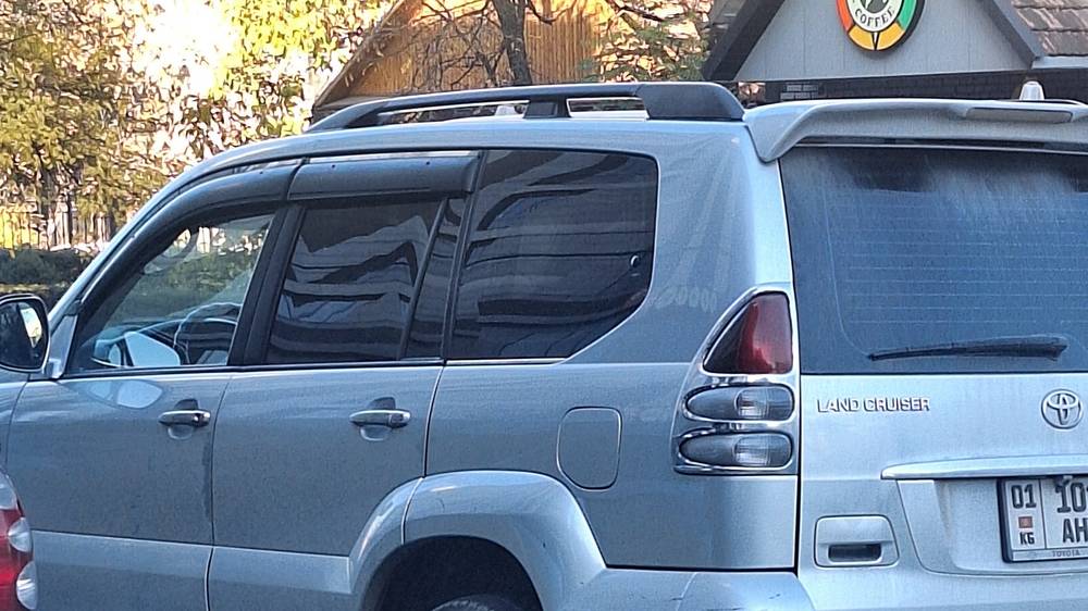 «Прадо» припарковали, перекрыв доступ к парковке. Фото