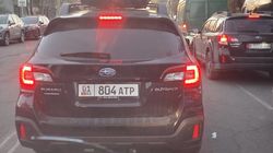 Водитель «Субару» выкинул мусор в окно. Видео