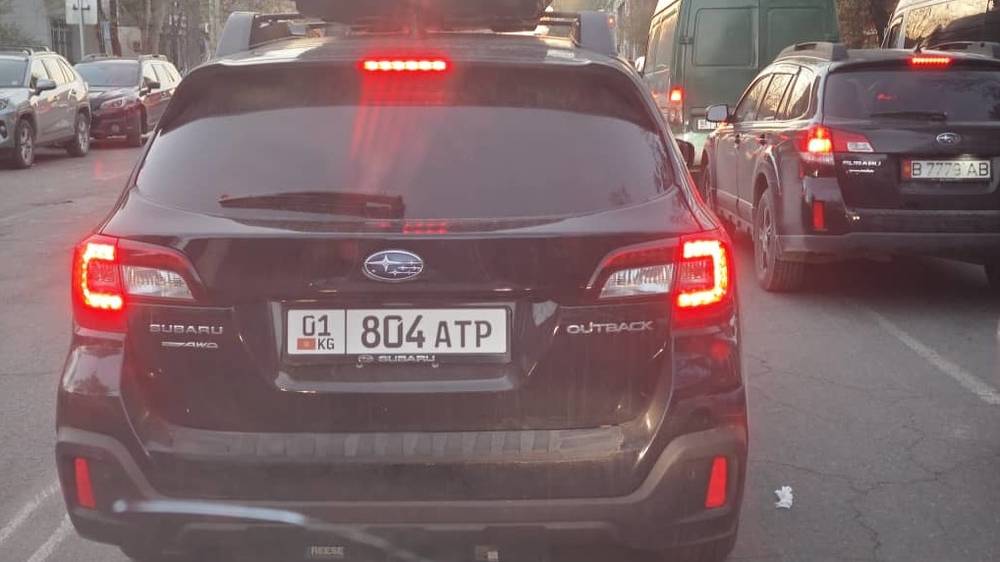 Водитель «Субару» выкинул мусор в окно. Видео