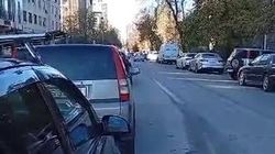 Водитель показал, как выглядит ул.Боконбаева при одностороннем и двухстороннем движении. Видео