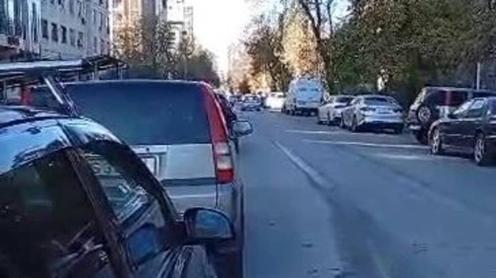 Водитель показал, как выглядит ул.Боконбаева при одностороннем и двухстороннем движении. Видео