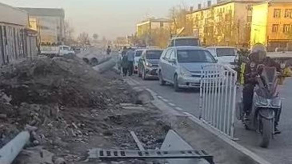 На участке дороги по Алматинке нет тротуара. Видео