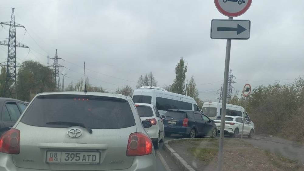 Огромный затор на «тещином языке» в Аламедине-1. Фото