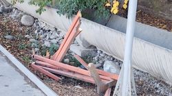 На Советской машина слетела с дороги и снесла скамейку. Видео с места ДТП