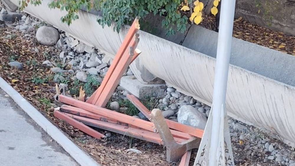 На Советской машина слетела с дороги и снесла скамейку. Видео с места ДТП