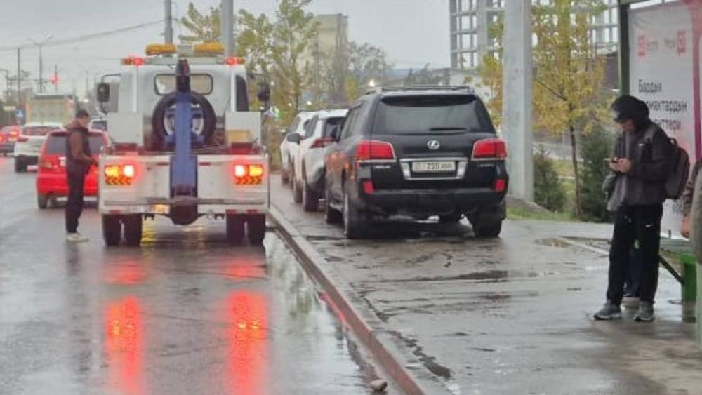 На Южной магистрали эвакуировали машины, припаркованные на остановке. Фото