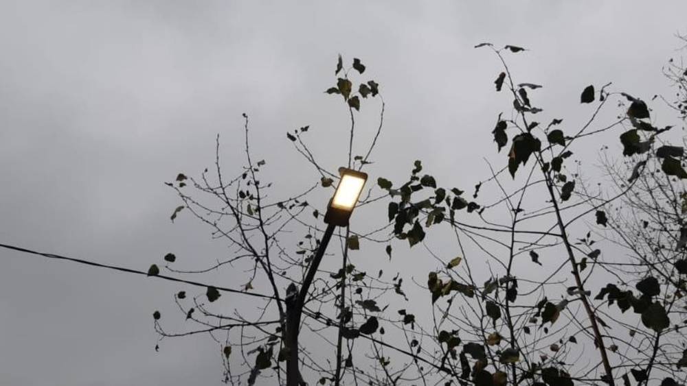 В 6 мкр днем горят фонари. Фото