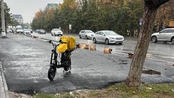 На Юнусалиева спилили елки и сделали парковку. Ответ мэрии