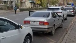 Остановка на Московской заставлена машинами. Фото