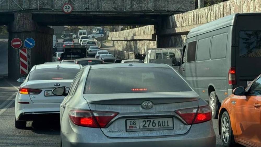 Горожанин предложил способ решение проблемы пробок на Молодой Гвардии под мостом. Фото