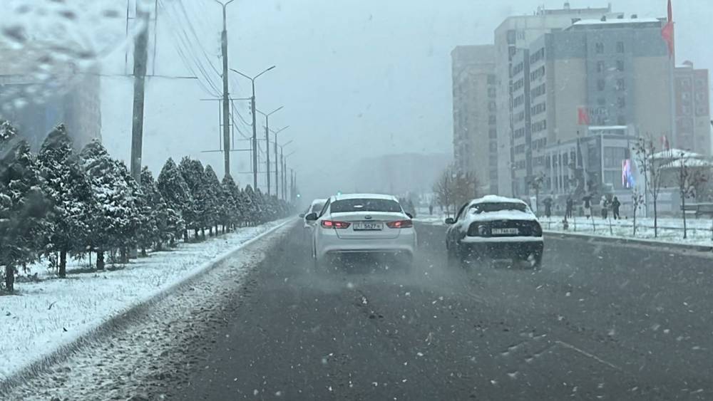 На дорогах Бишкека уже образуется гололед, спецтехники на дорогах пока нет. Видео