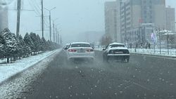 На дорогах Бишкека уже образуется гололед, спецтехники на дорогах пока нет. Видео