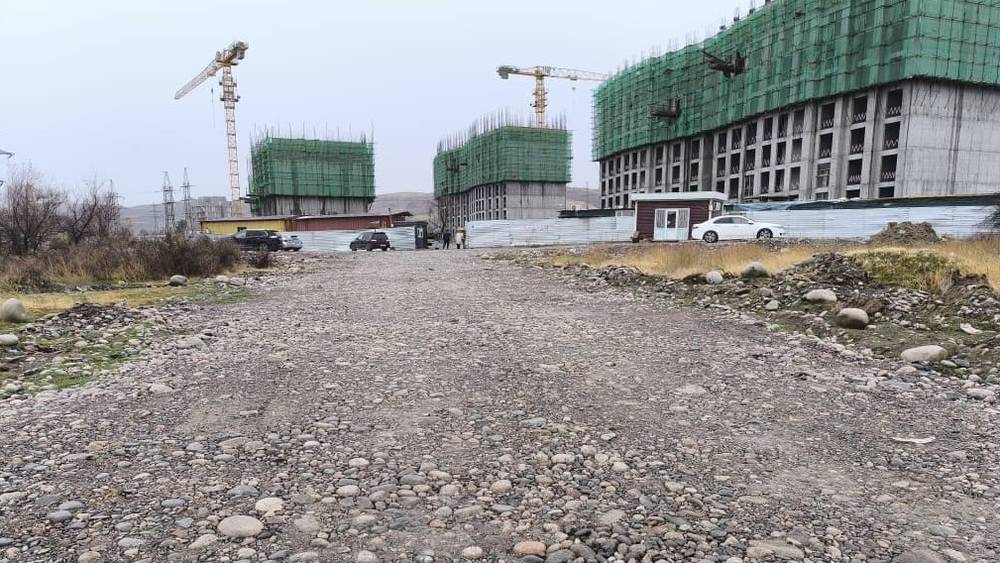 Подрядчик подсыпал дорогу возле домов ГИК на Айтматова щебнем, - мэрия