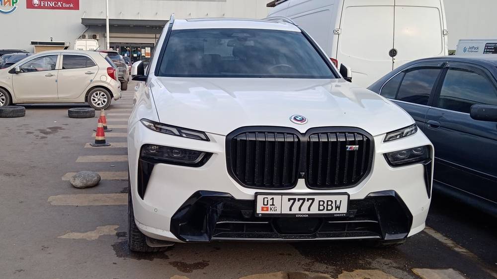 BMW X7 стоит на зебре. Фото