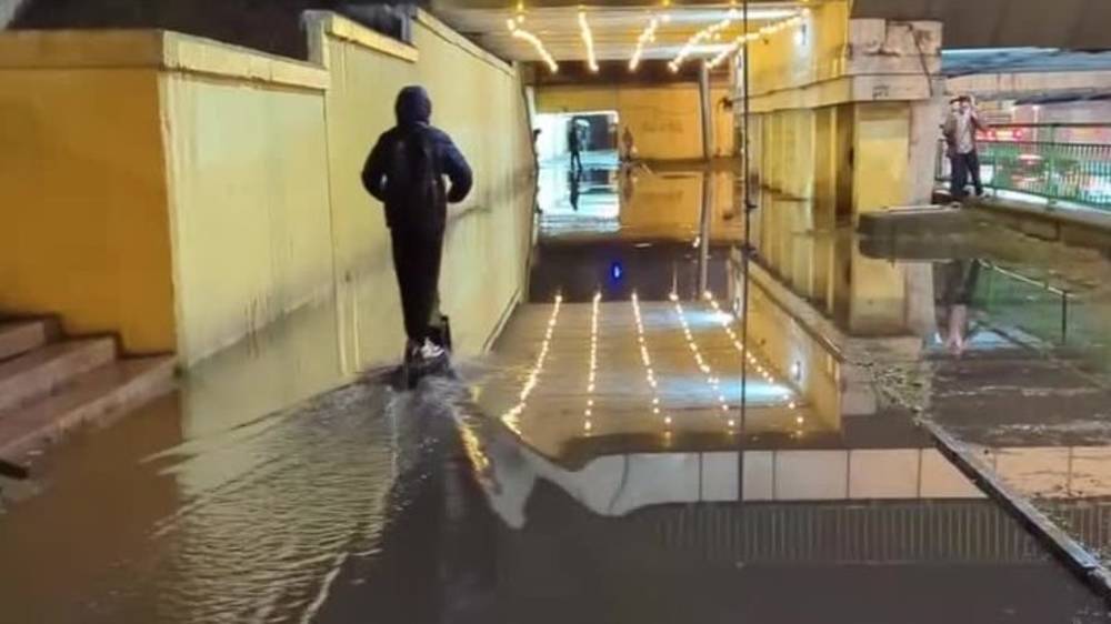 «Бишкекзеленстрой» очистили ливнеприемник в подземке на Советской. Видео мэрии