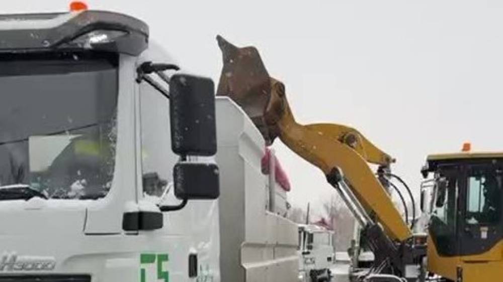 На дорогах Бишкека уже образуется гололед, спецтехники на дорогах пока нет. Ответ мэрии