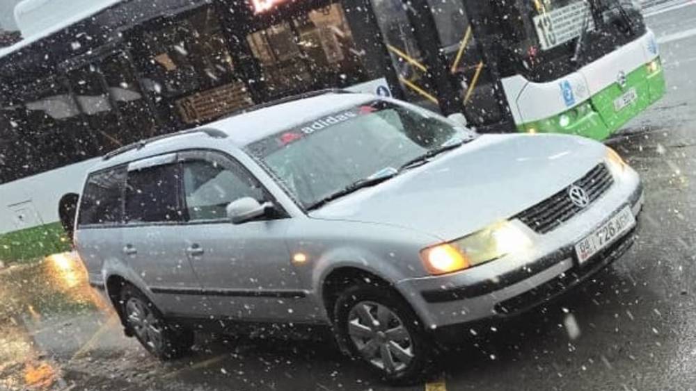 «Фольксваген» стоит на остановке, мешая автобусам. Фото