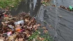 Подземку на Советской затопило. Горожанин сначала помогал людям, а затем устранил затоп. Видео