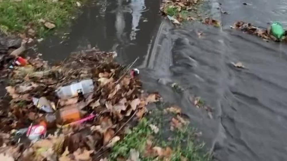 Подземку на Советской затопило. Горожанин сначала помогал людям, а затем устранил затоп. Видео