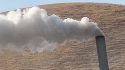Дым из трубы завода на трассе Ош—Иркештам. Видео