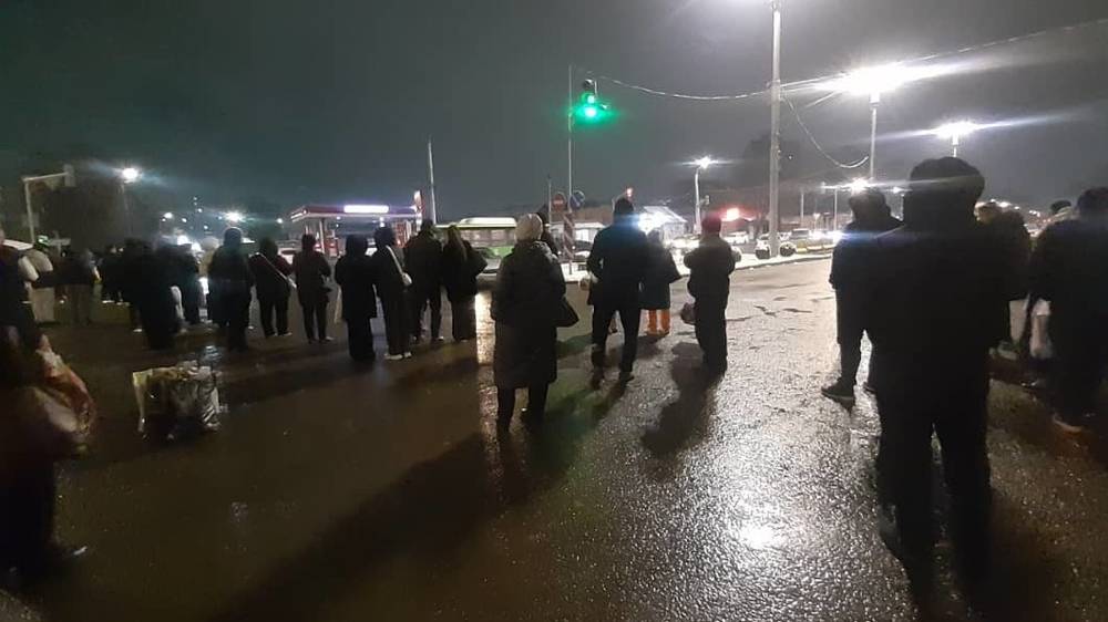 Фото — На Восточном автовокзале люди не могут уехать в Токмок, люди уже ругаются из-за мест