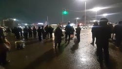 Фото — На Восточном автовокзале люди не могут уехать в Токмок, люди уже ругаются из-за мест