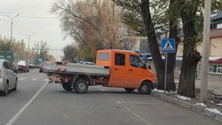 Грузовик «Мерседес» каждый день паркуют, закрывая одну полосу возле Орто-Сайского рынка. Видео