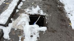 На тротуаре по ул.Руставели нет решетки ливнеприемника. Фото