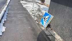 На Руставели сбили дорожный знак. Фото