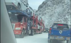 На перевале Долон хаос: грузовики создают пробки, а ГАИ нет