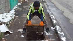 «Бишкекасфальтсервис» закрыл ливнеприемник на Руставели. Фото