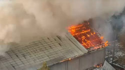 В Бишкеке горит здание бывшего кинотеатра «Чатыр-Куль». Видео