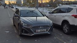 «Рейды и штрафы не помогают». На тротуаре на Южной магистрали стоят 6 машин. Фото