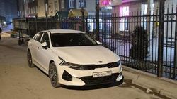 «Киа» с российскими номерами снова стоит на тротуаре. Фото